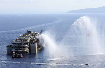 Uz pljesak i sirene Concordia krenula na svoj posljednji put