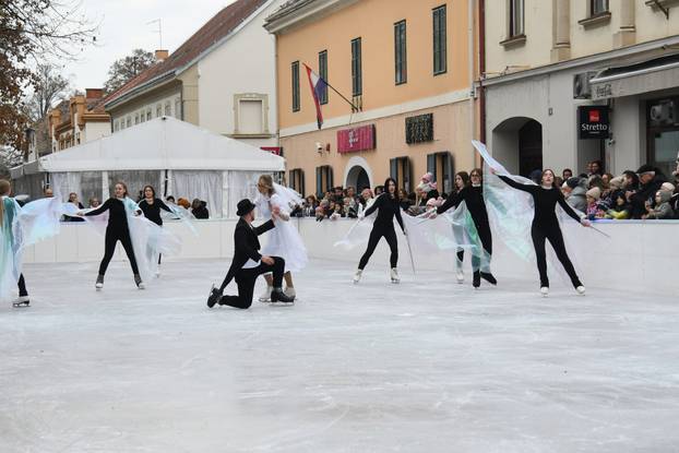 Na otvorenju klizališta u Bjelovaru glavna atrakcija bili su zagrebački klizači i bjelovarski hokejaši