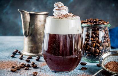 U kavu si dodajte viski, šećer i slatko vrhnje i uživajte u okusu