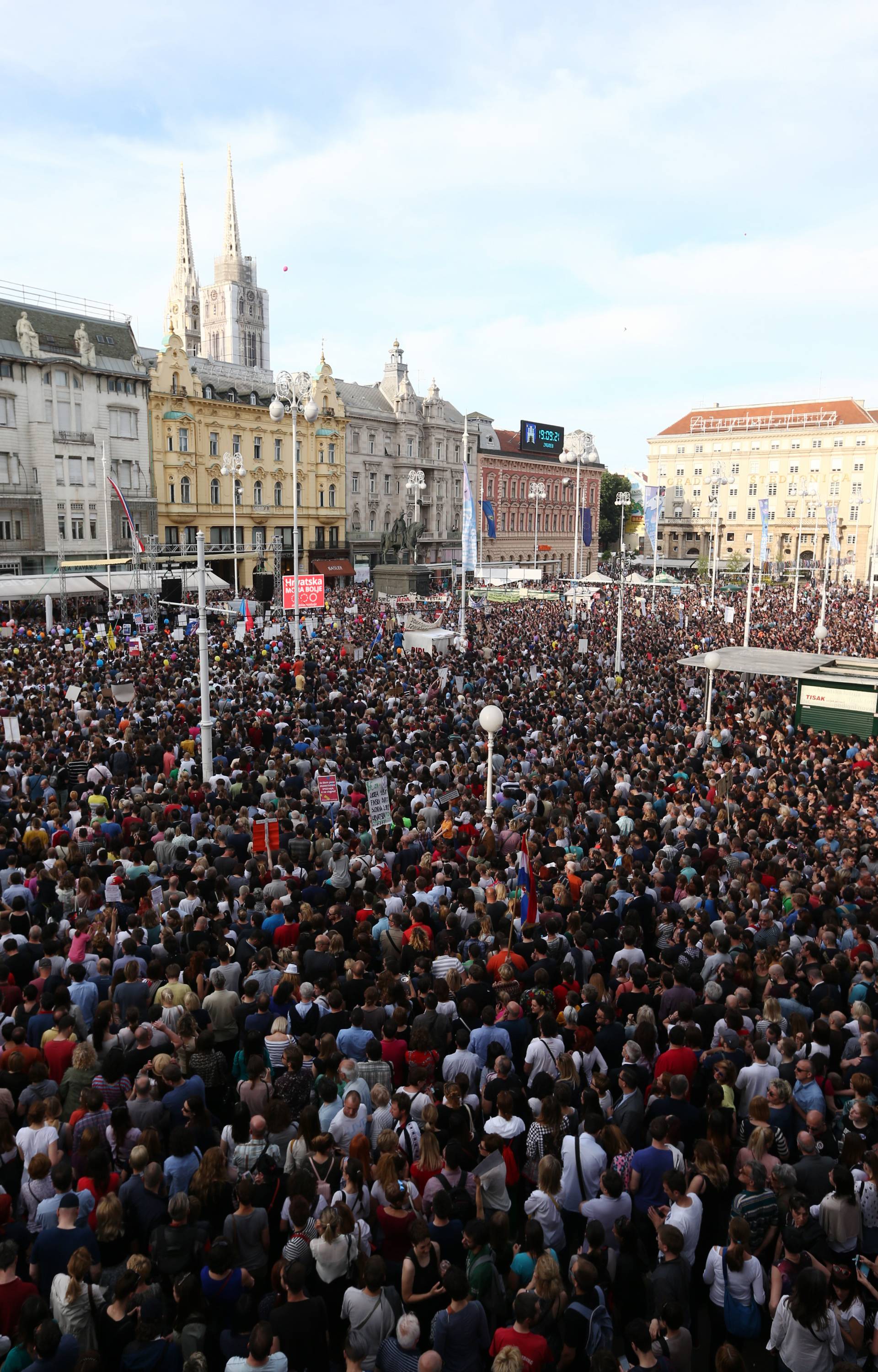 Na današnji 2016. održani veliki prosvjedi "Hrvatska može bolje" u znak potpore kurikularnoj reformi