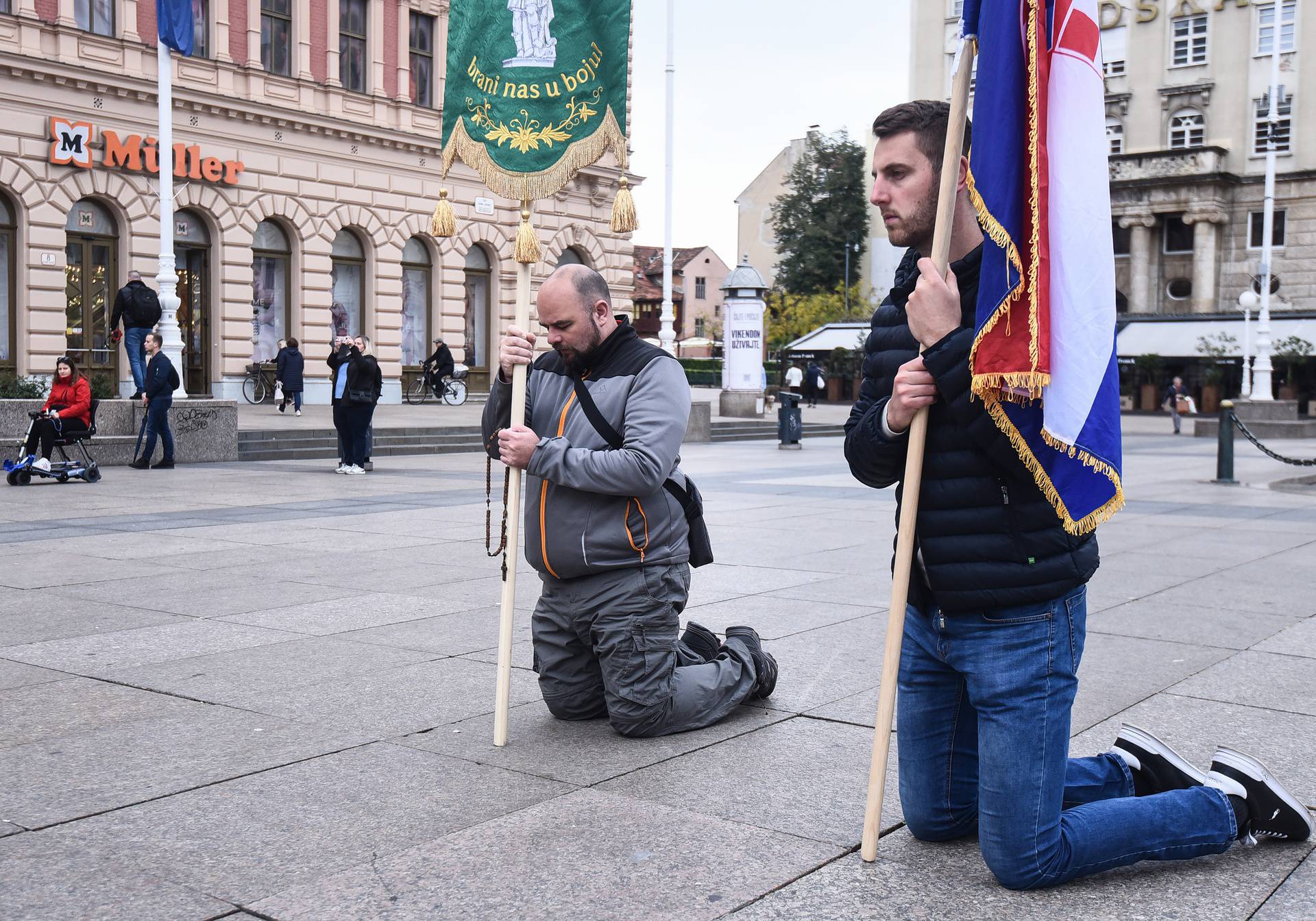 Molitva krunice na glavnom zagrebačkom trgu 