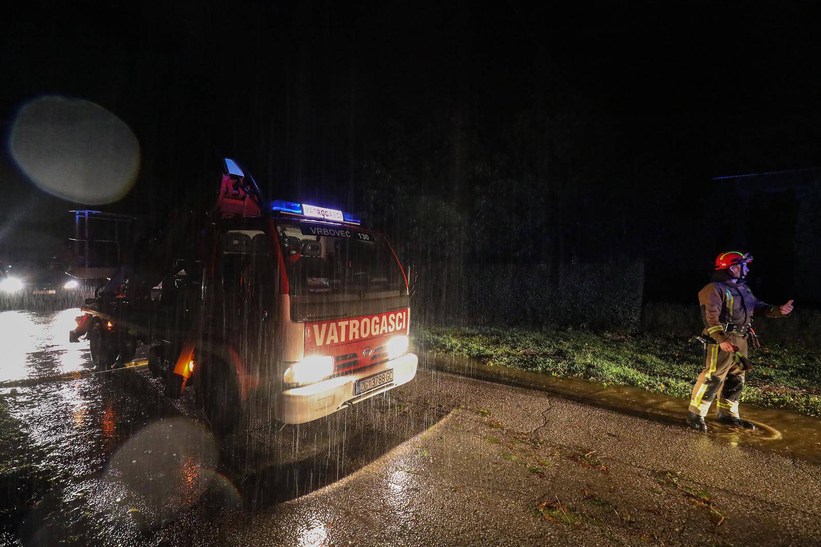 Čazma: Vatrogasci obilaze grad i procjenjuju štetu na strujnim vodovima