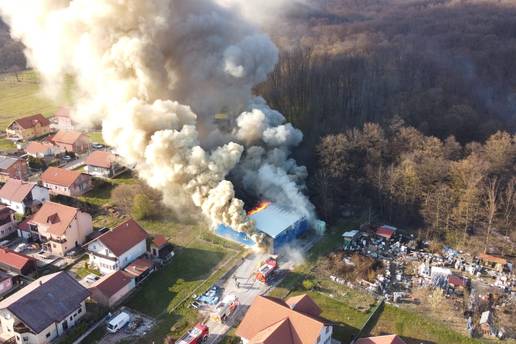 Planulo skladište kod Zaprešića, gust dim vidi se kilometrima