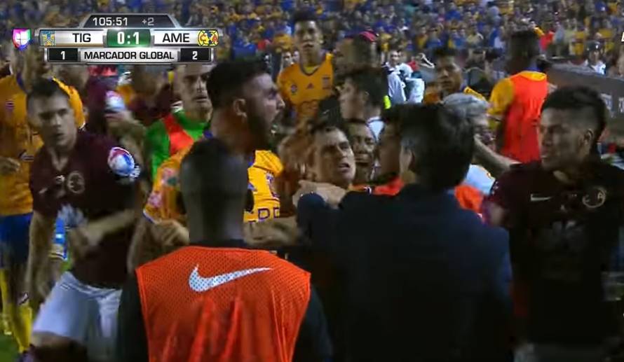 Pravi kaos u Meksiku: Masovna tučnjava, pet crvenih i penali