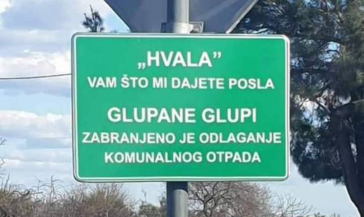 U Biogradu je uprava postavila ovakve table: 'Glupane glupi...'