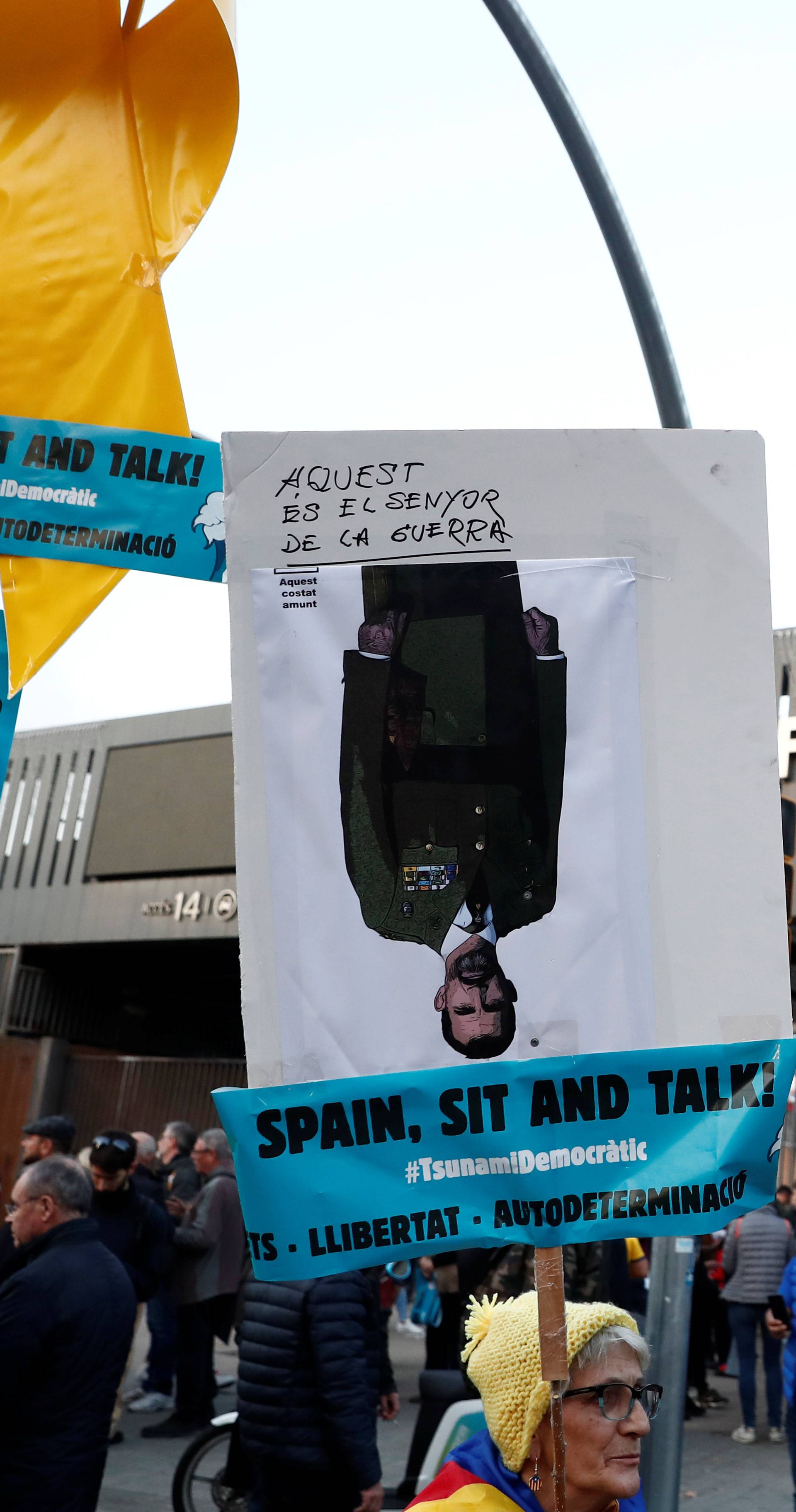 Katalonci prosvjedovali uoči derbija, podignut zid oko hotela