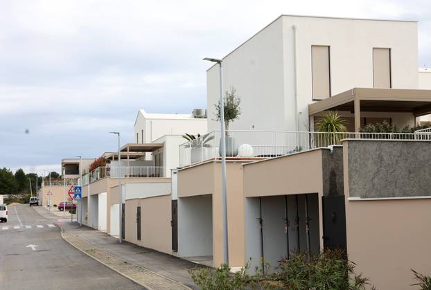 Šibenik: Novoizgrađene vile na plaži Rezalište u Brodarici