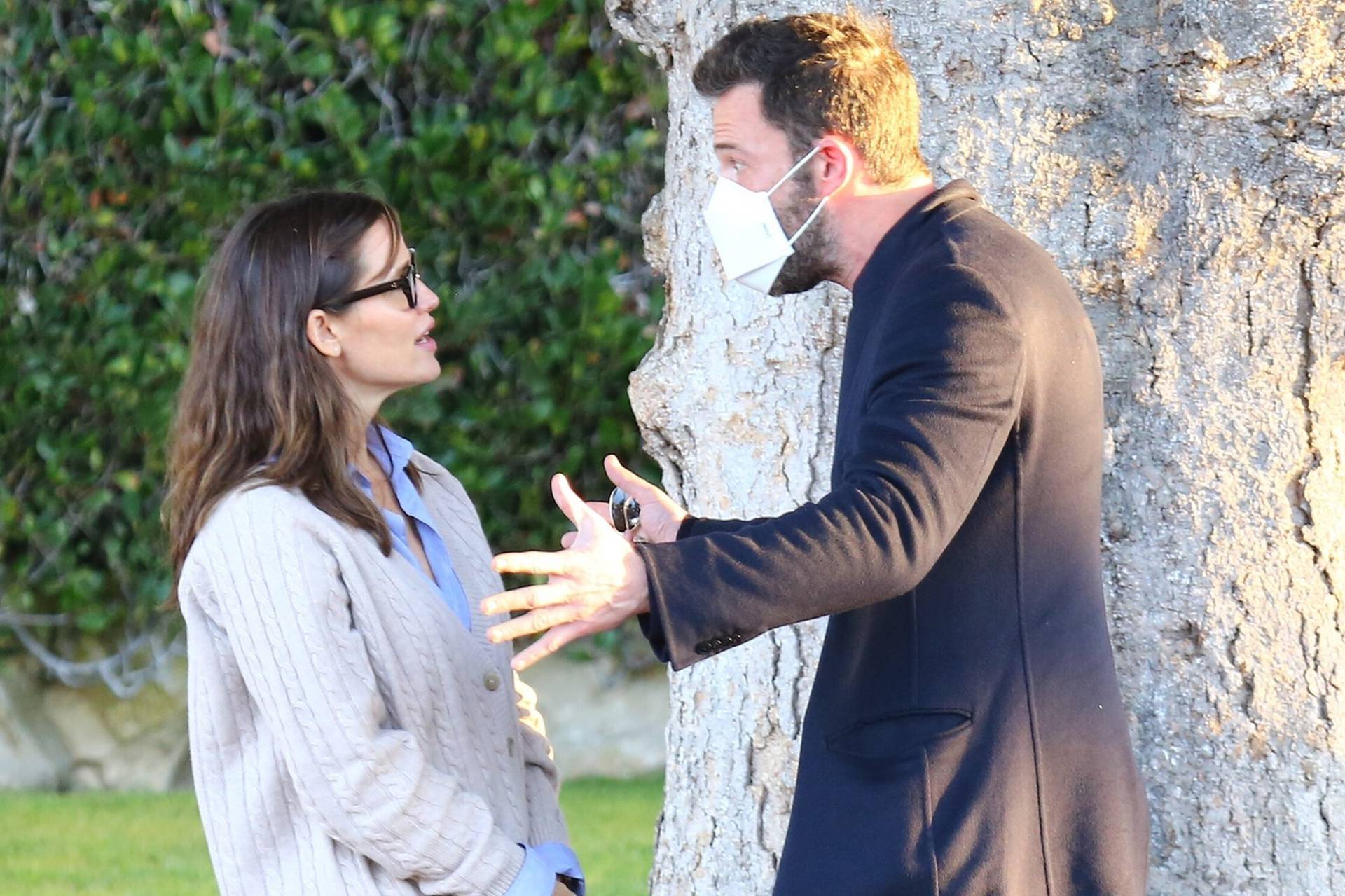 Ben Affleck and Jennifer Garner meet for a parent meeting at their kid's school