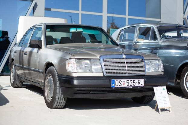 Osijek: Izložba oldtimer vozila ispred Gospodarskog centra