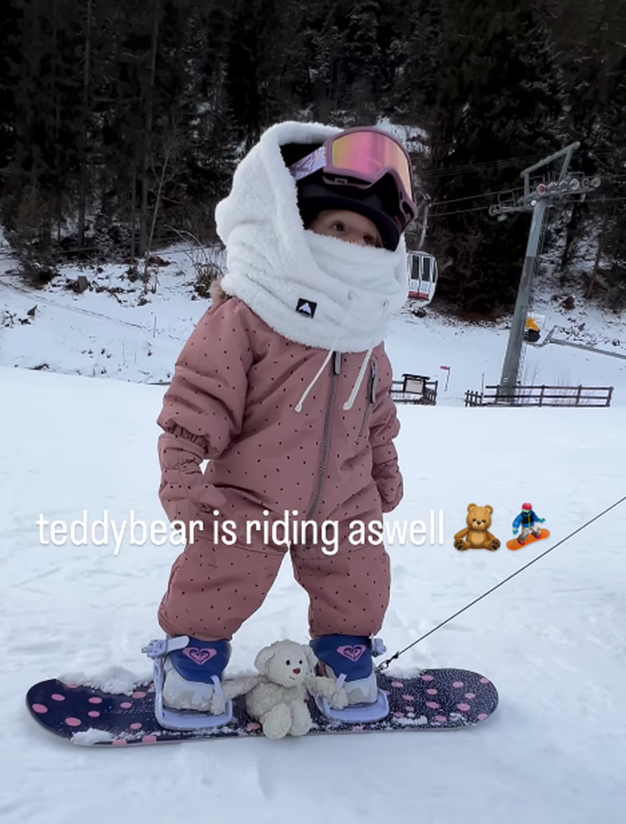Djevojčica ima godinu dana i obožava snowboard: 'Na stazu ne ide bez svog medvjedića...'