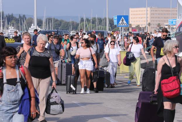 Split: Velik broj putnika odlazi katamaranima na otoke