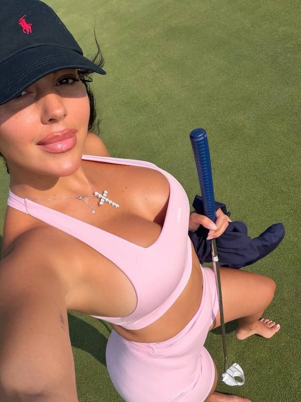 FOTO Georgina na ljetovanju izbacila bujne grudi, ali su svi gledali u ogromni dijamant