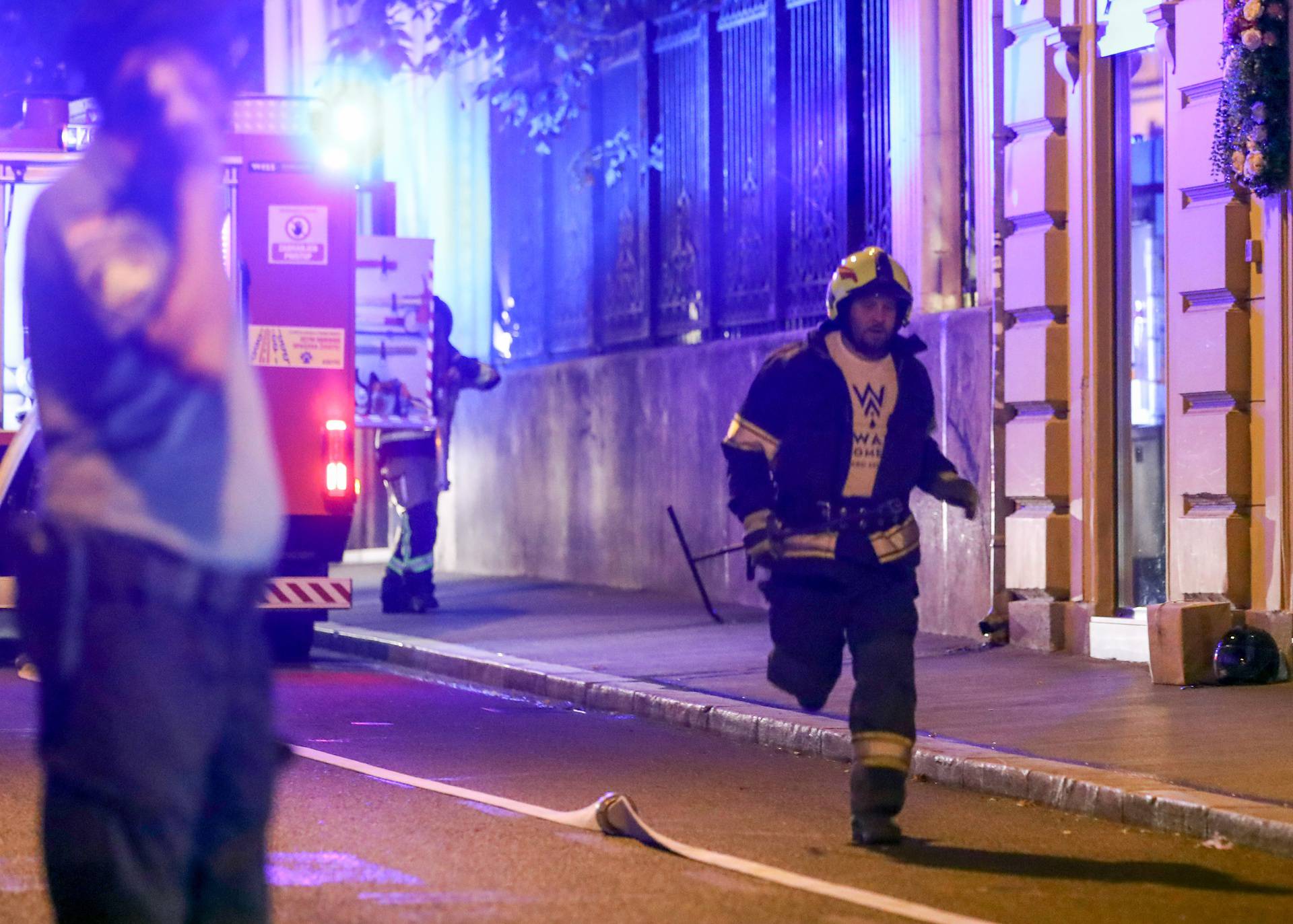 Zagreb: Na krovištu zgrade na Zrinjevcu buknuo požar