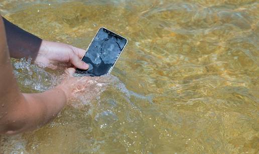 Što učiniti ako ti mobitel padne u vodu? Ovako spasite uređaj!
