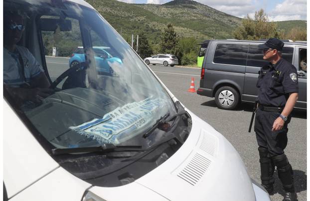 Navijači Rijeke na izlazu Dugopolje uz policijsku pratnju nastavljaju prema Poljudu