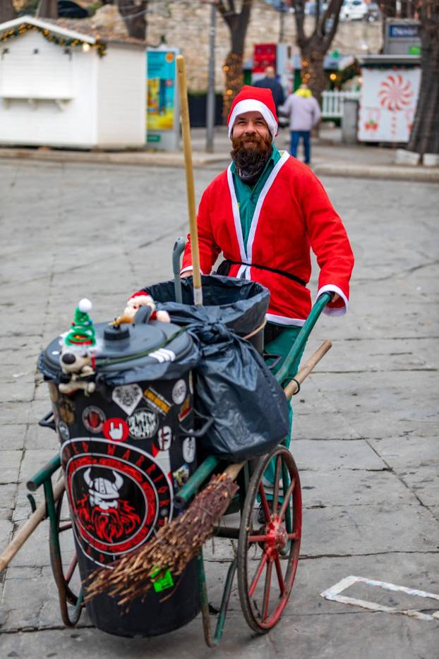 Pula: Čistač ulica odjeven u Djeda Božićnjaka razveselio prolaznike