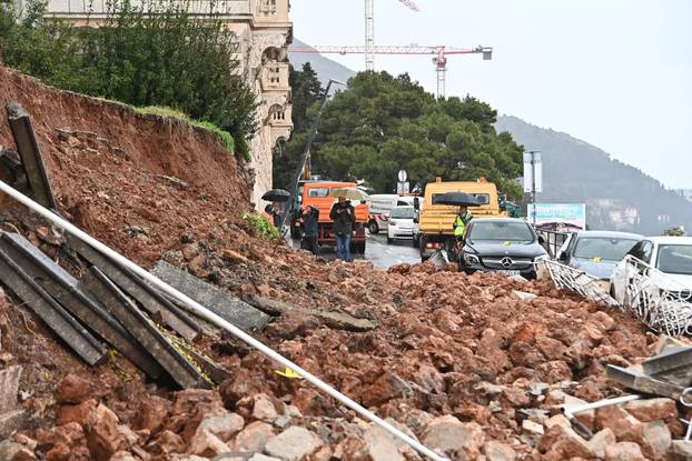 Dubrovnik: Na cestu se odronio zid kuće, automobili zatrpani kamenjem