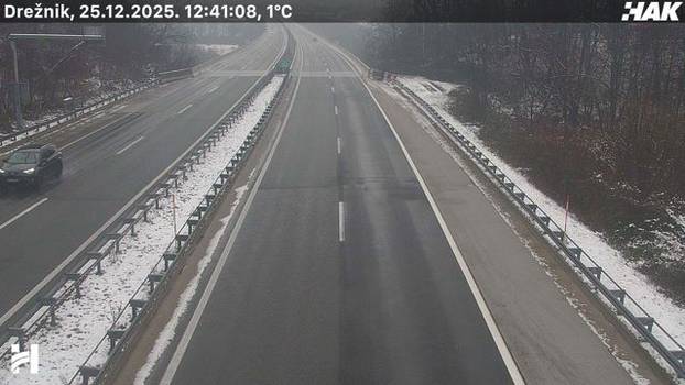 FOTO Pogledajte kakvo je stanje na cestama u Hrvatskoj: Snijeg u Lici, sunce 'provirilo' na jugu