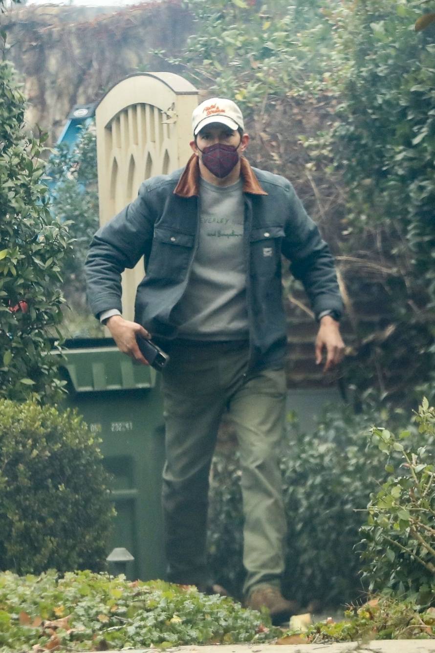 *PREMIUM-EXCLUSIVE* Ashton Kutcher steps up to help friends during Los Angeles wildfires ** MUST CALL FOR PRICING**