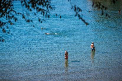 Fotogalerija s hrvatskih plaža: Diljem obale i dalje se kupaju