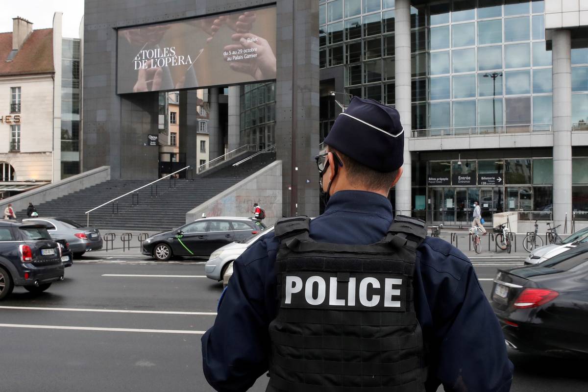Žena se skrivala od zlostavljača na krovu kuće: Kad su u pomoć stigla tri policajca, sve ih je ubio