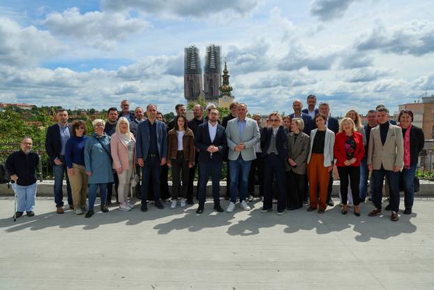 Zagreb: Zavr&scaron;na konferencija za medije Tomislava Toma&scaron;evi&cacute;a i Sini&scaron;e Hajda&scaron;a Don&ccaron;i&cacute;a