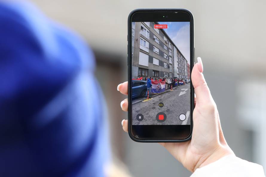 Prosvjednici  su stigli pred stan Tomislava Tomaševića i najavili  da će pjevati Thompsonove pjesme 