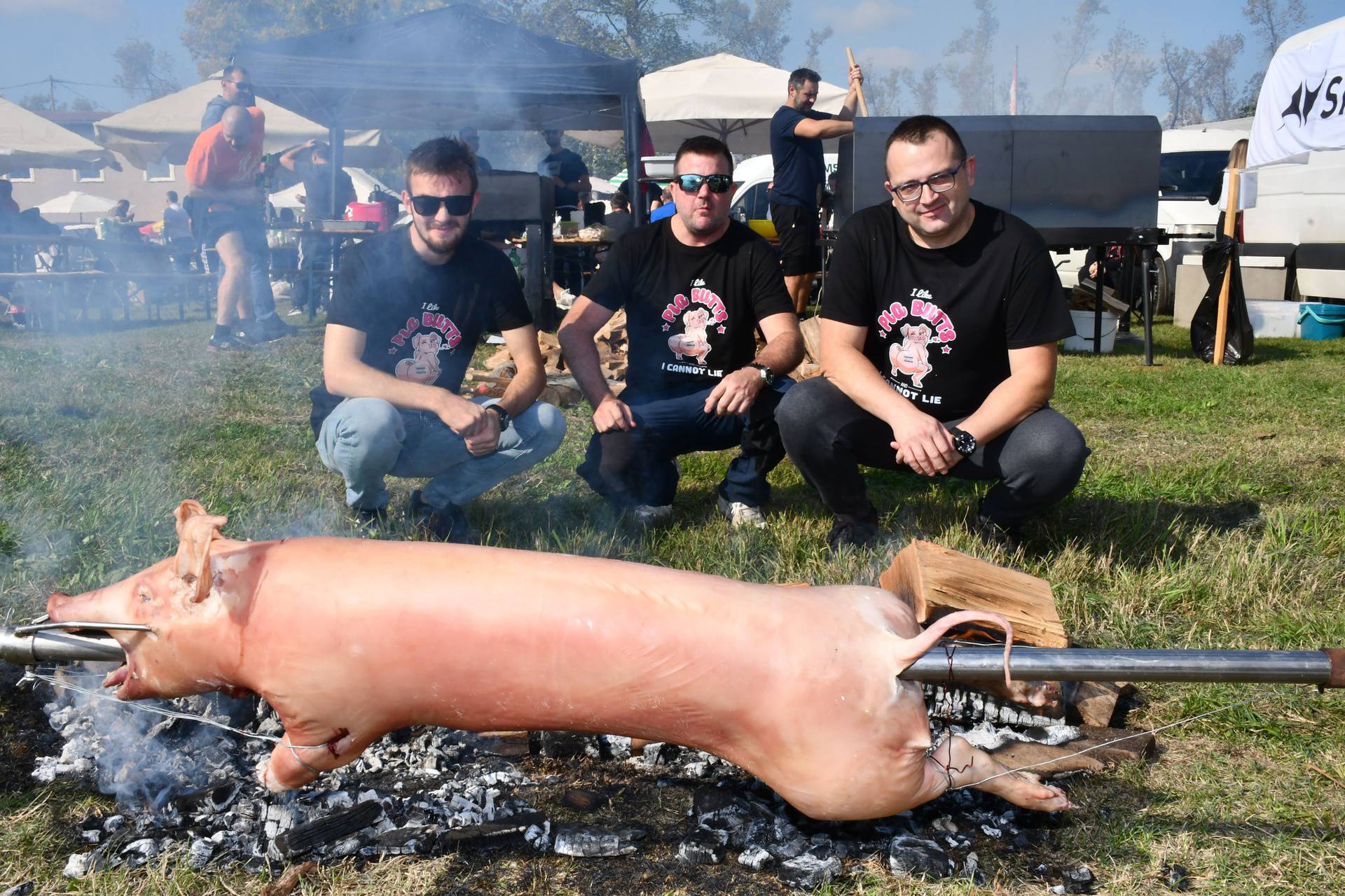 Reporteri 24sata sudjelovali na Pečenkijadi: Savjeta je milijun, od drva, začina, ražnja do rakije