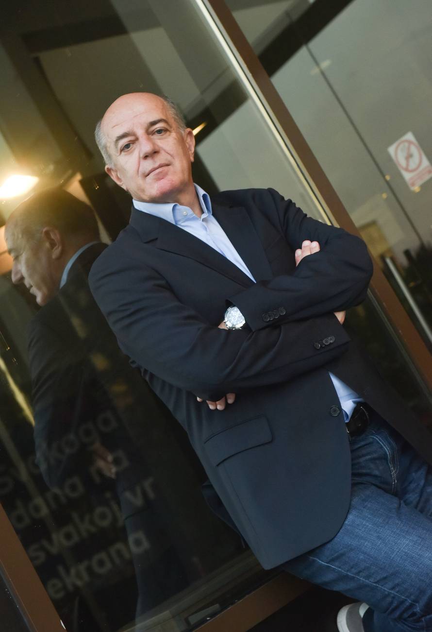 Ćosić dijelio karte, Cmrk udario kolegicu, Čuljak duguje milijune