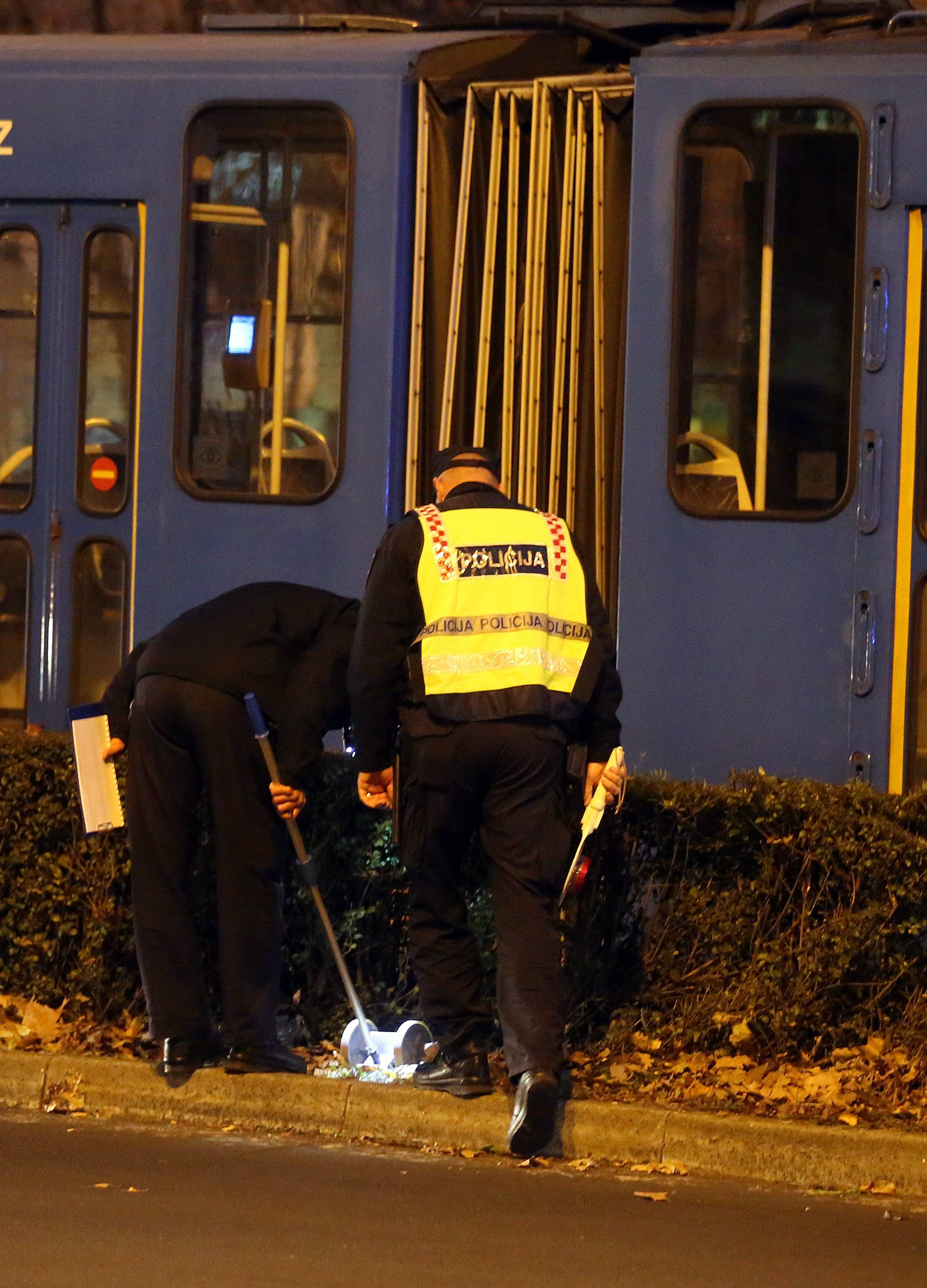 Šok u Zagrebu: Autom probio živicu i zaustavio se na pruzi