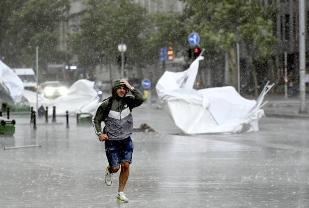 Šatorsko naselje ispred Narodne skupštine Republike Srbije nije izdržalo nevrijeme koje je pogodilo Beograd