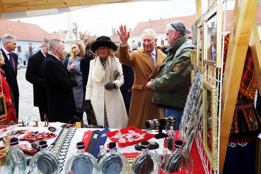 Charles i Camilla u Osijeku: Na trgu ih je dočekalo 2000 ljudi