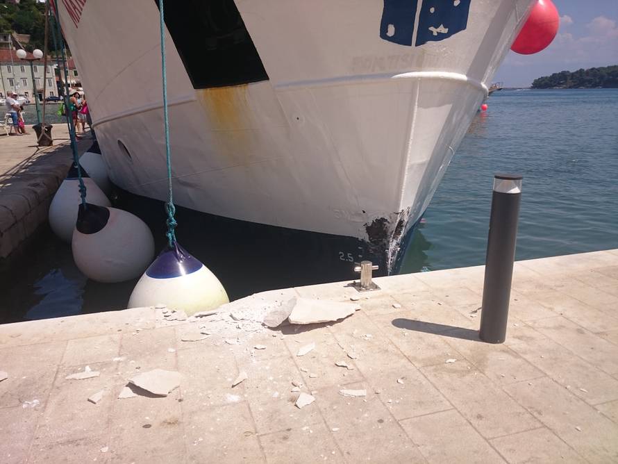 Brod prepun turista zabio se u rivu u Jelsi: 'Ljudi su vrištali'