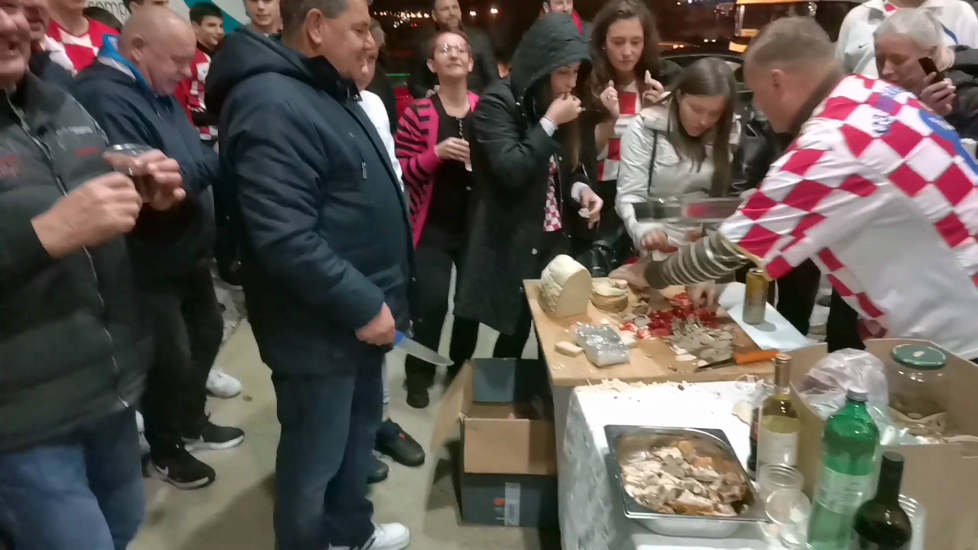 VIDEO Požežani častili navijače na Dalmatini! 'Rekli su: Bacite sendviče i dolazite na pečenku'