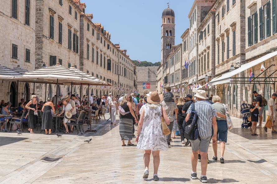 Dubrovnik:  Pune plaže i turističke gužve u gradu