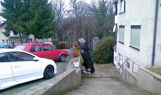 Nije povukao ručnu pa mu je auto skliznuo s parkinga