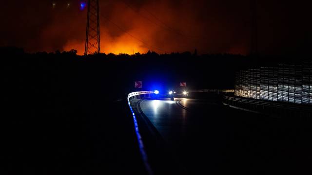 Požar kod Zatona i dalje se širi zbog jakog vjetra, zatvorene ceste