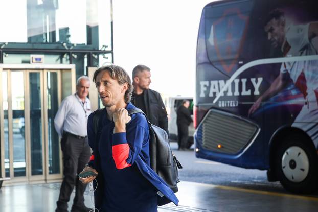 Zagreb: Odlazak hrvatske nogometne reprezentacije u Prag 