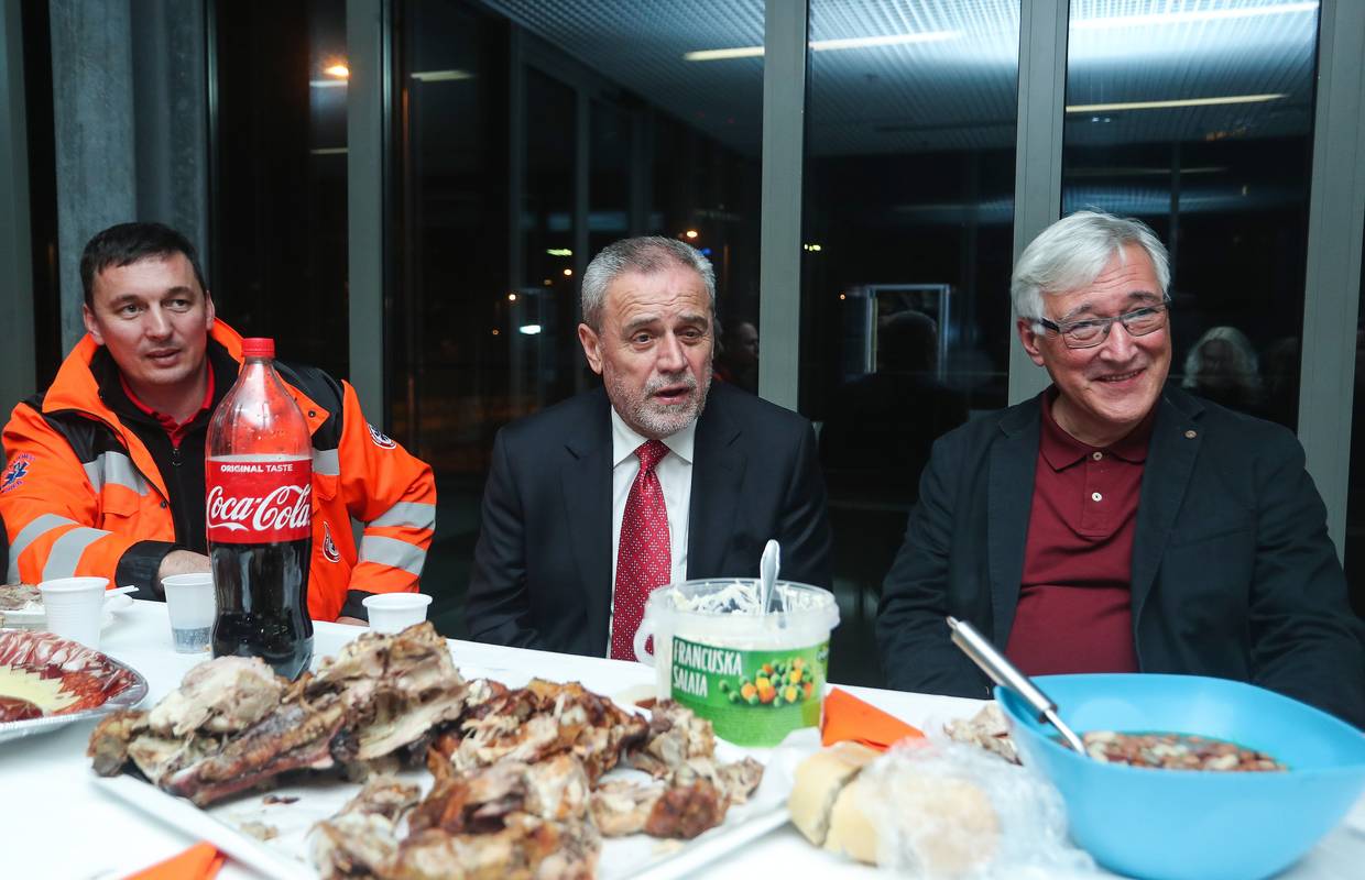 Političari opet novcem građana potkupljuju potencijalne birače
