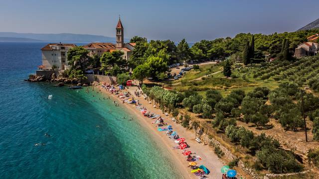 Plaža Martinica je oaza mira i romantike na Braču, a zovu je još i "Domaća plaža"