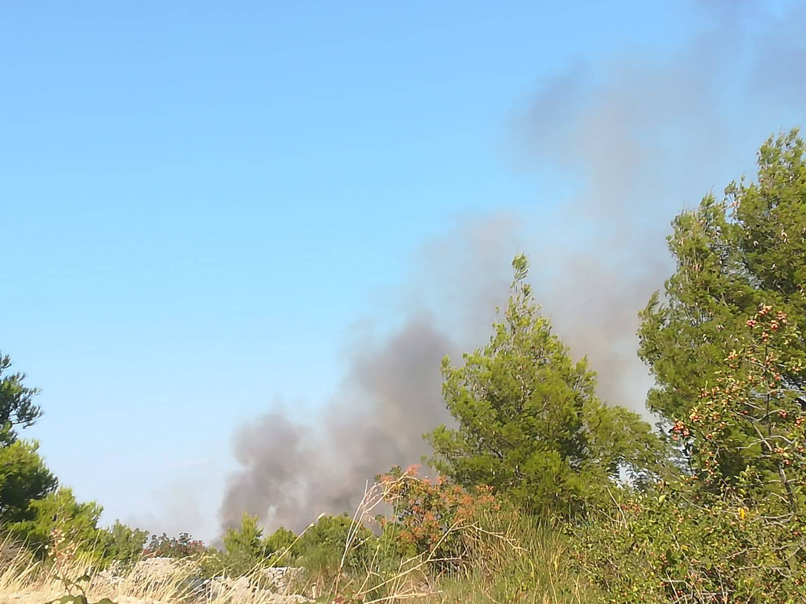 Gusti dim prekrio Vodice: Dva požara gasi čak 41 vatrogasac