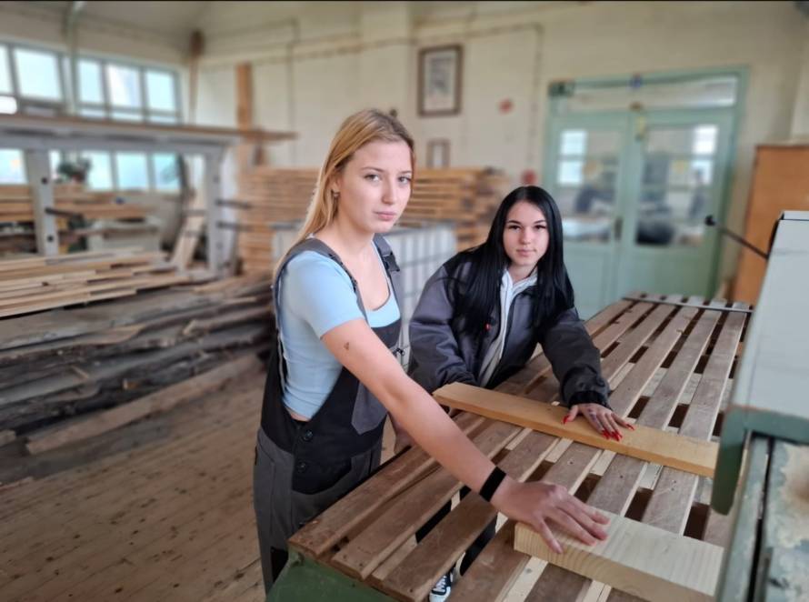 Svi fotkaju Love Park: Mladi Virovitičani pomogli urediti gradski park za Valentinovo