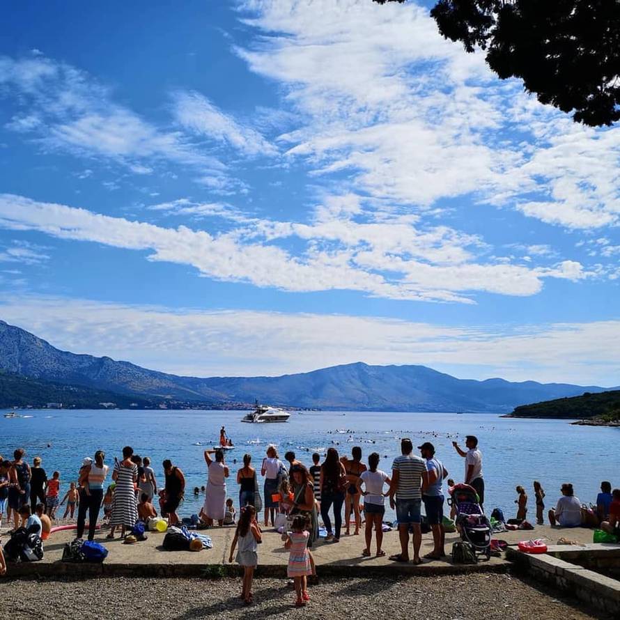 Ribafish je danas na Hvaru, a puno ljudi želi zaplivati s njime