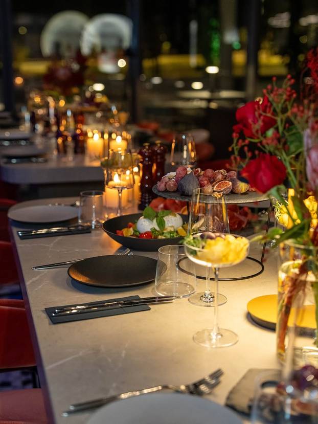 FOTO U zagrljaju s Majom! Šime Elez objavio fotke s proslave 27. rođendana: 'Neka party počne'