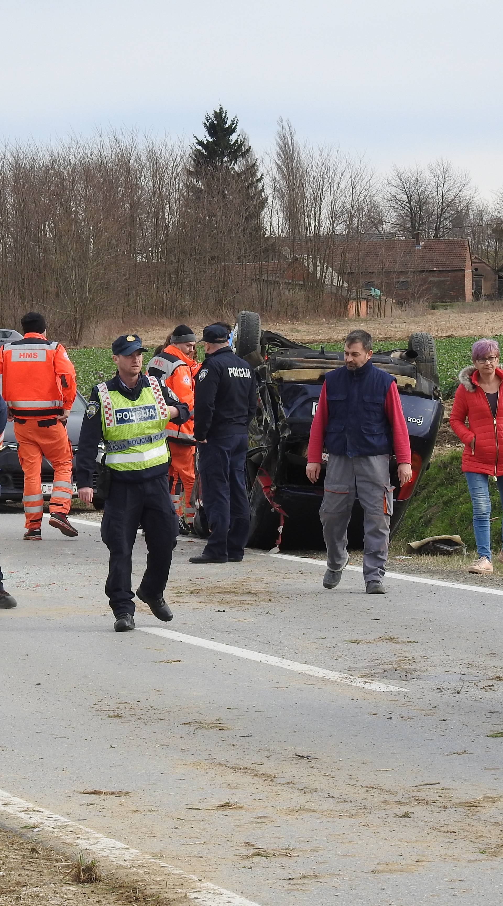 Kod Koprivnice jurio pa završio na krovu, vozača odvela Hitna