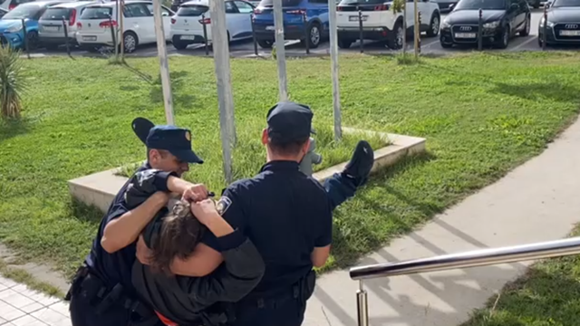 VIDEO Stanislav Zavadlav tukao šakom po staklu i divljao ispred suda u Splitu. Policija ga uhitila