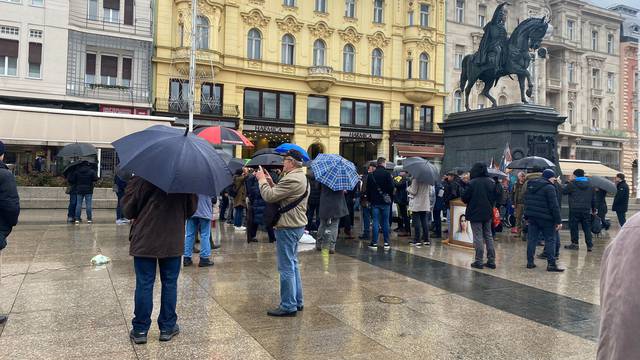 Molitelji na zagrebačkom trgu, stigli prosvjednici s bubnjevima