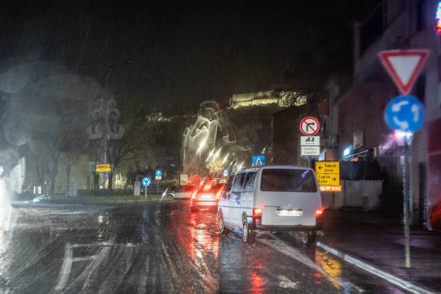 U Kninu je počela padati ledena kiša