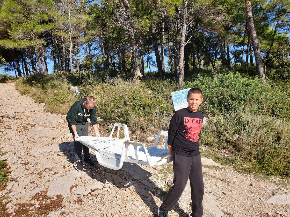 Sad je plaža Pilatuša kao nova: Čistili  je osnovnoškolci, vrtićani, njihove tete, pomogli i mještani