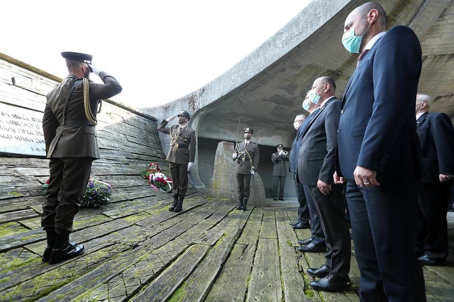 Premijer Plenković sa suradnicim položio vijence povodom 76. obljetnice Jasenovca